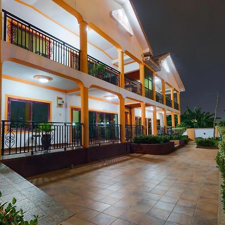 Okumah Hotel Кумаси Екстериор снимка